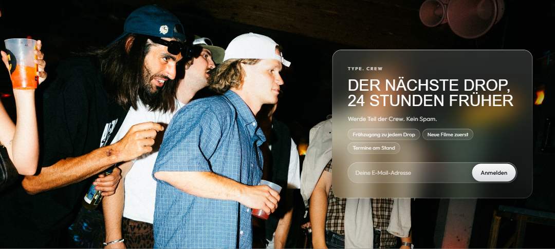 Crew-Anmeldung als Glas-Block am Desktop