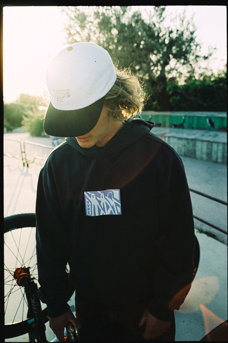 Rider mit TYPE. Hoodie und Cap