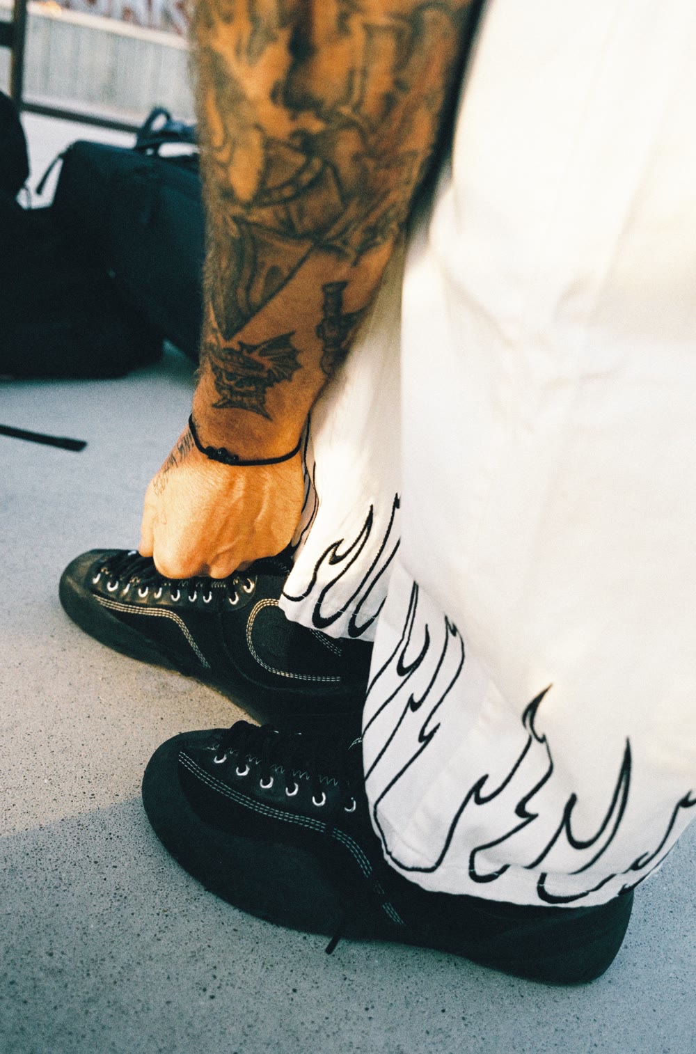 Gestickte Flammen am Saum der Chino
