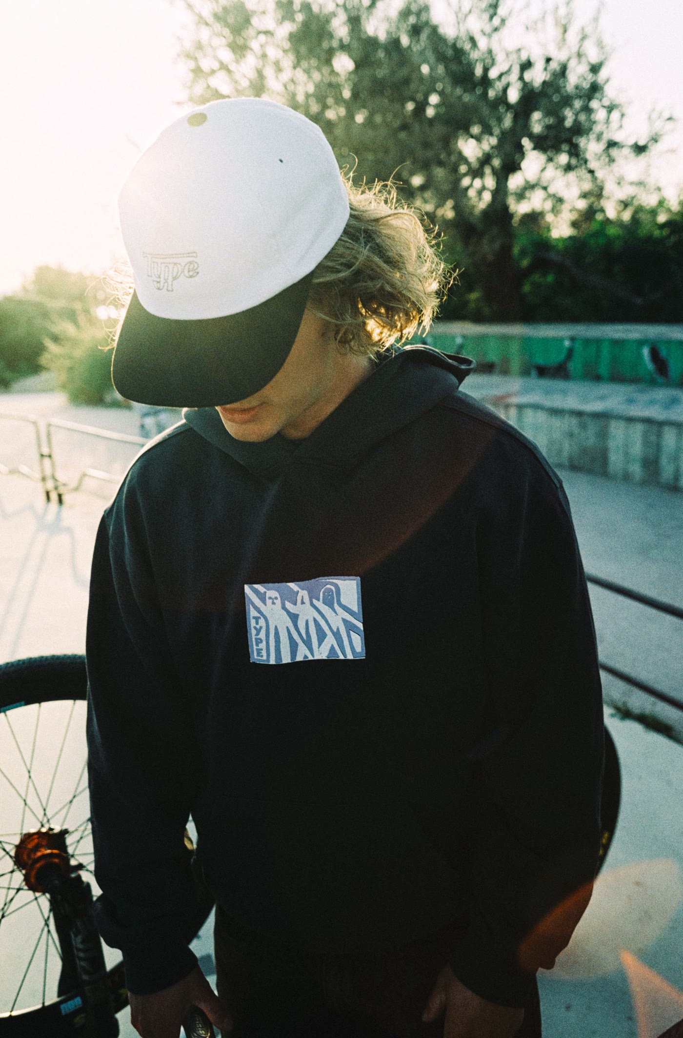 Rider im Hoodie Waving Arms mit Cap Backstitched am Skatepark