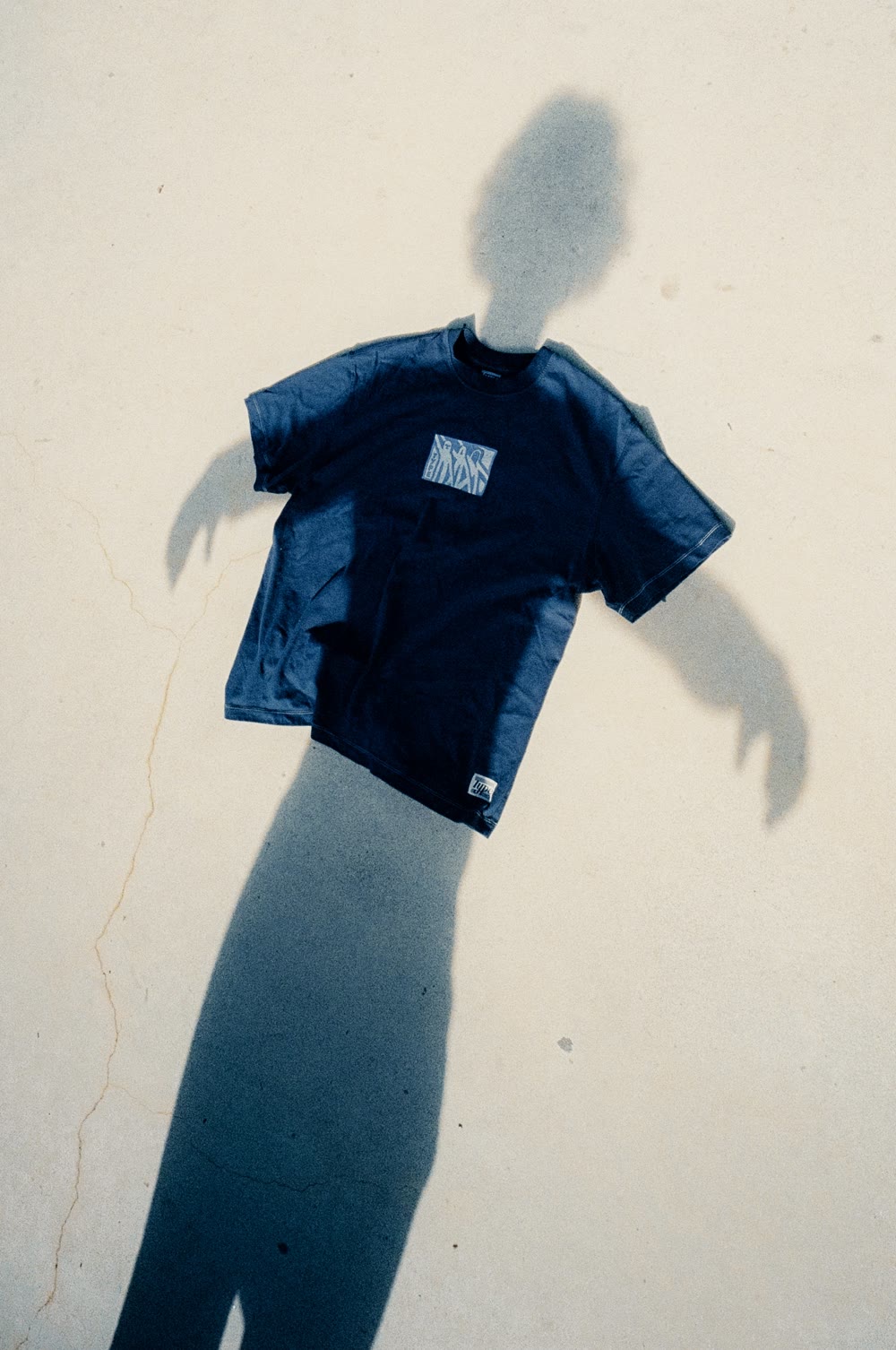 Boxy-Tee als Schatten an der Wand
