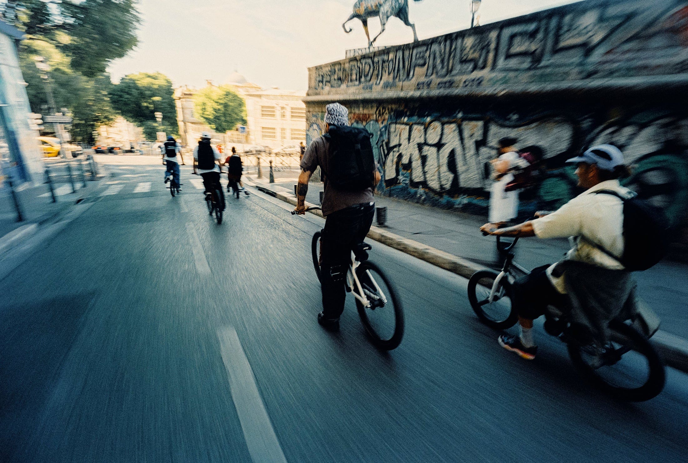 Die Crew fährt durch Marseille